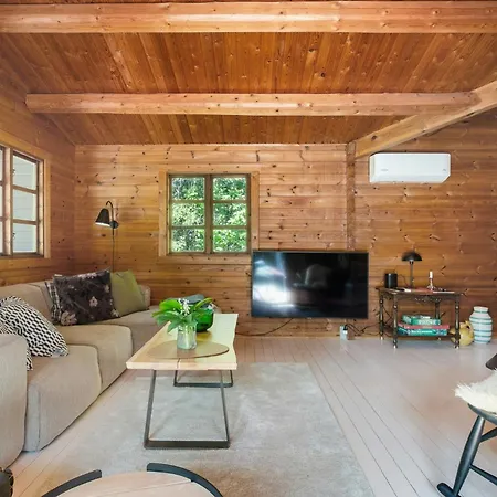 Дом отдыха Charming Log By A Beautiful Novling